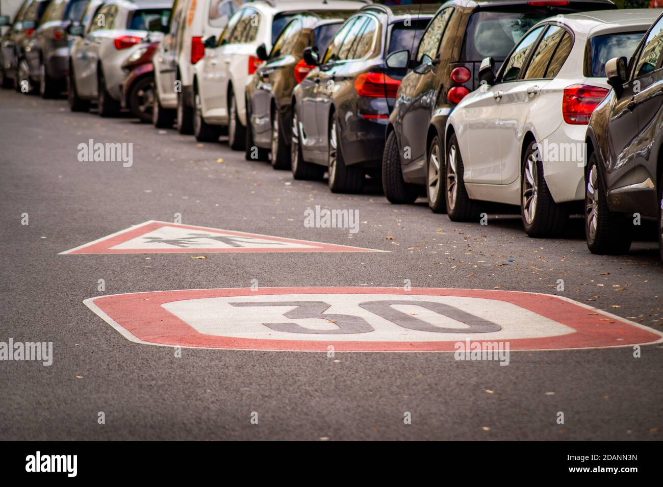 Geschwindigkeitsbegrenzung auf einer Straße mit Autos Parken auf dem Seite Stockfoto