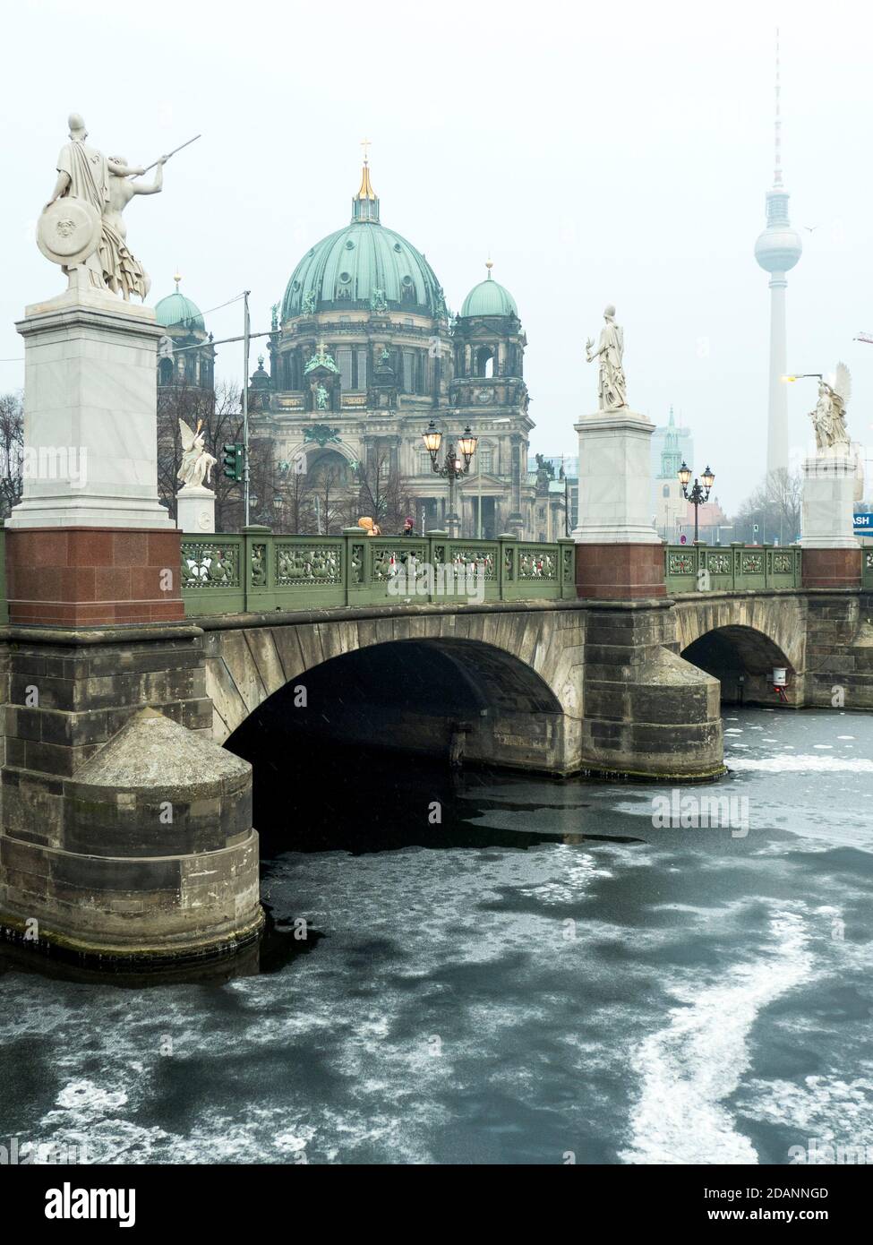 Blick über den eisigen Fluss zum Berliner Dom im Winter Stockfoto