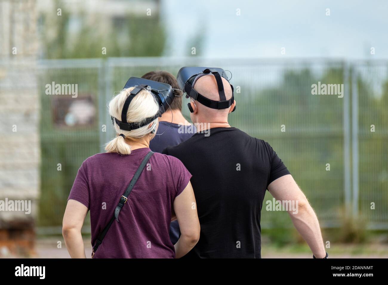 Nicht erkennbare Menschen in VR-Brille auf der Straße Stockfoto
