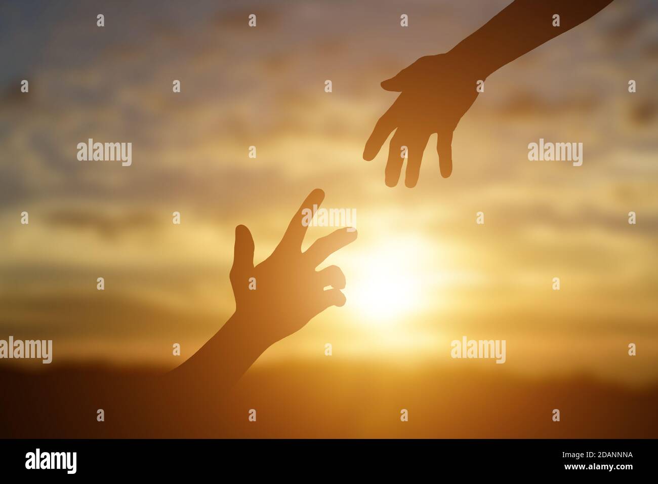 Silhouette des Gebens einer helfenden Hand, Hoffnung und unterstützen einander über Sonnenuntergang Hintergrund. Stockfoto