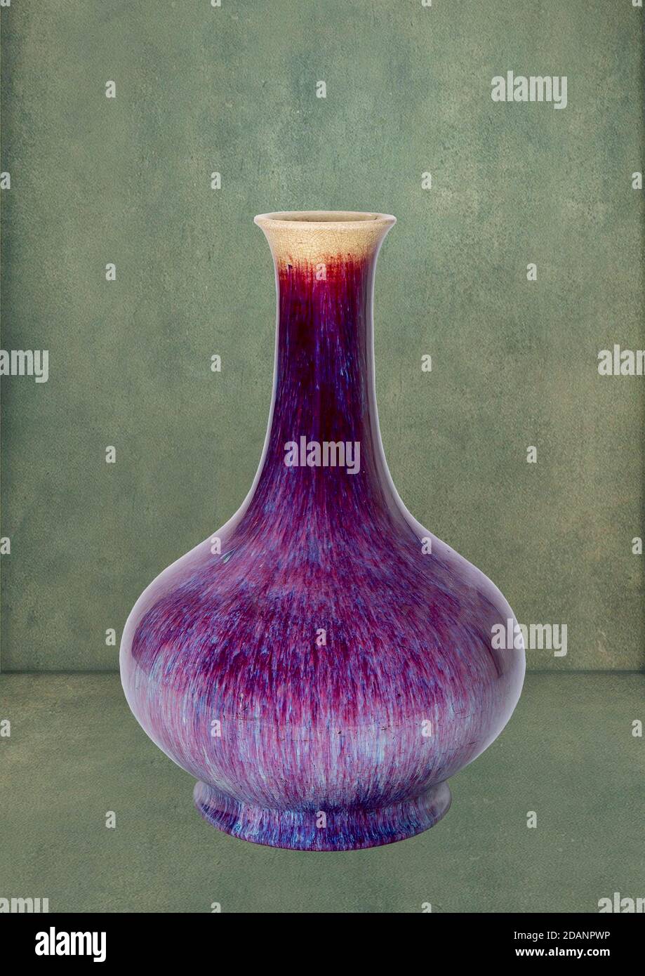 Wunderschöne purpurrote Vintage-Vase der Qing-Dynastie. Stockfoto
