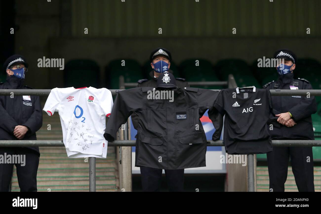 Tributes in Erinnerung an Police Sergeant Matt Ratana werden während des Herbstnationen-Cup-Spiels in Twickenham, London gesehen. Stockfoto