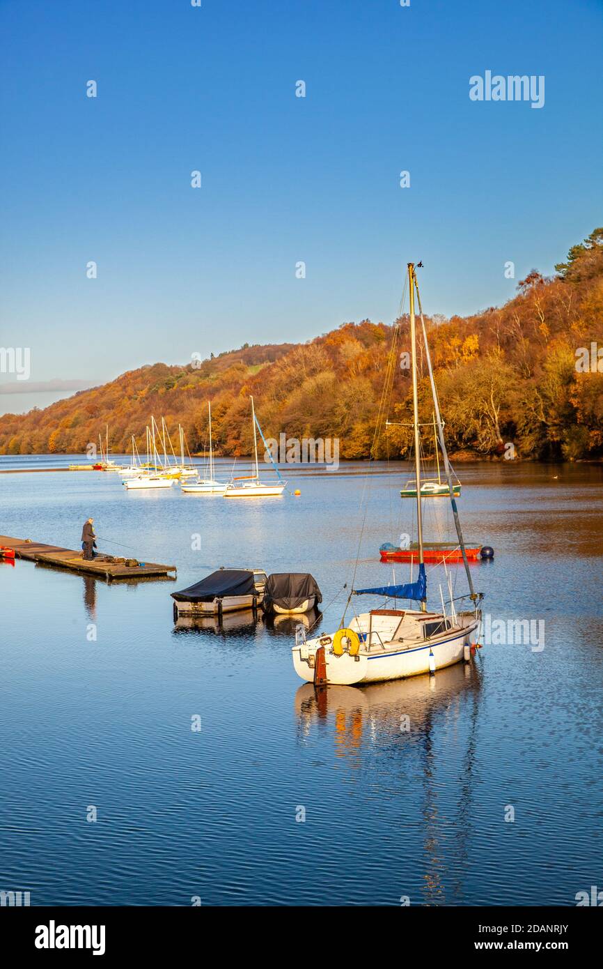 Rudyard Lake Reservoir in den Staffordshire Moorlands in der Nähe von Leek gesehen Mit Segelbooten, die in den Herbstfarben festgemacht sind Die Waldbäume Stockfoto