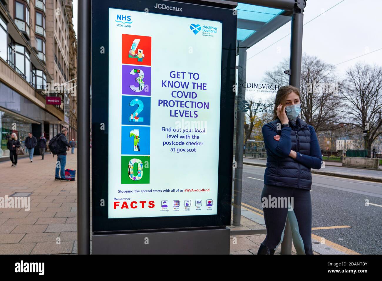 Edinburgh, Schottland, Großbritannien. 14. November 2020. Ansichten des Stadtzentrums von Edinburgh am Samstagnachmittag während einer von der schottischen Regierung verhängten Sperre der Stufe 3; Bild; Coronavirus-Gesundheitshinweise auf Video-Displays auf Busunterkünften. Iain Masterton/Alamy Live News. Stockfoto