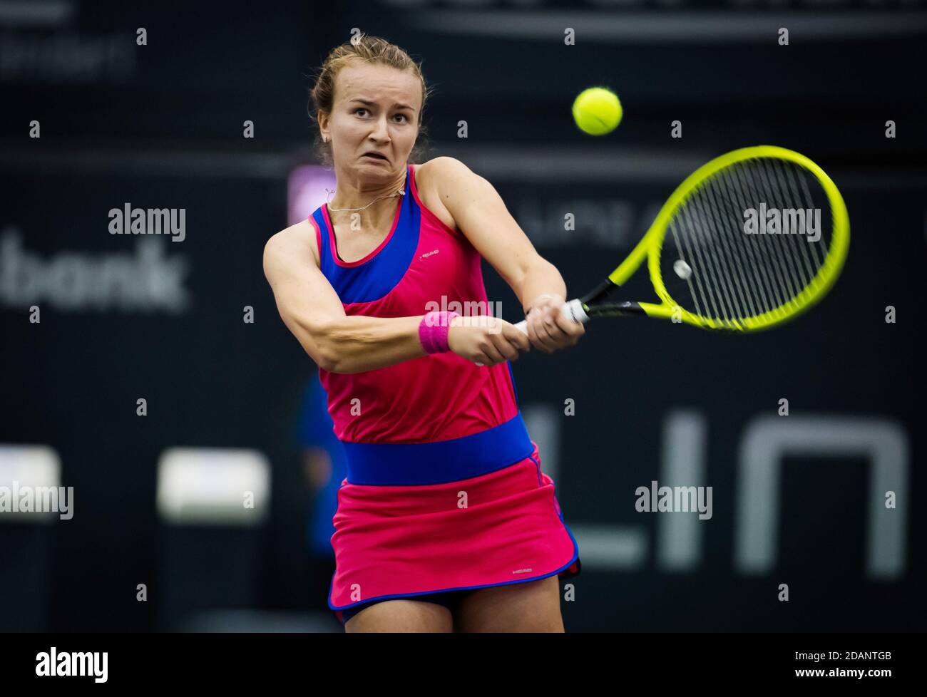 Barbora Krejcikova aus der Tschechischen Republik im Kampf gegen Aliaksandra Sasnovich von Weißrussland im Viertelfinale der 2020 U / LM Stockfoto