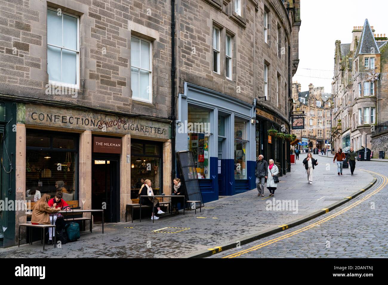 Edinburgh, Schottland, Großbritannien. 14. November 2020. Blick auf das Stadtzentrum von Edinburgh am Samstagnachmittag während einer von der schottischen Regierung verhängten Sperre der 3. Etage; im Bild; Cafés und Bars in der Cockburn Street sind ruhig. Iain Masterton/Alamy Live News. Stockfoto