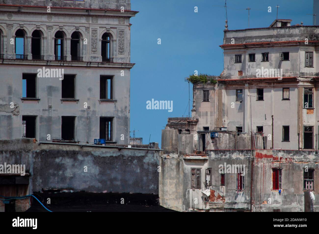 Luftpanorama einer alten und zerstörten Stadt, wo es Häuser und Menschen leben. Havanna Kuba Stockfoto