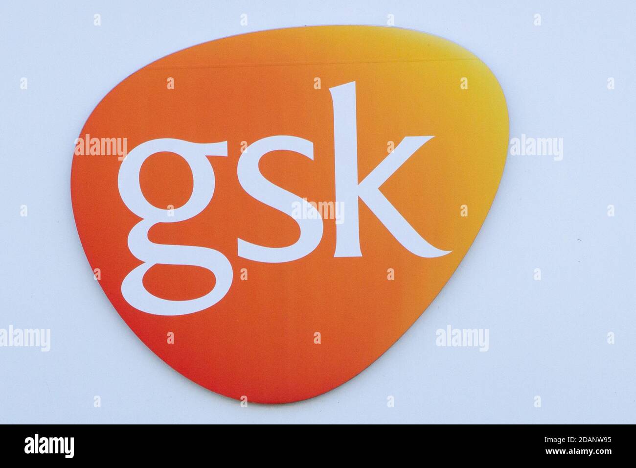 Logo von GlaxoSmithKline, GSK, in Wavre, Belgien. GlaxoSmithKline, GSK, ist ein britischer multinationaler Konzern, einer der zehn Giganten der globalen Pharmaindustrie Stockfoto