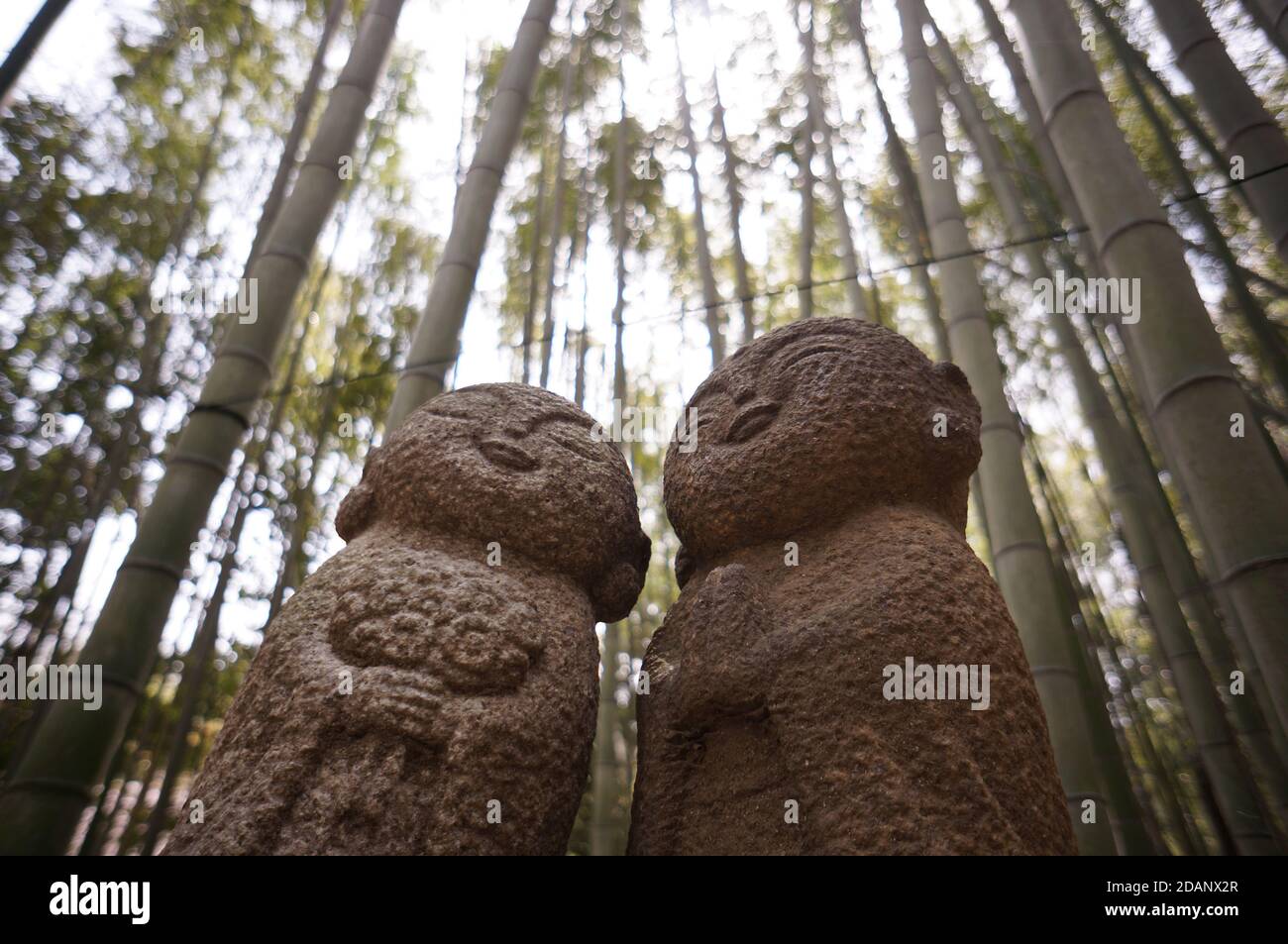 Traditionelle Hochzeitsstatuen im Bambuswald von Kyoto Stockfoto