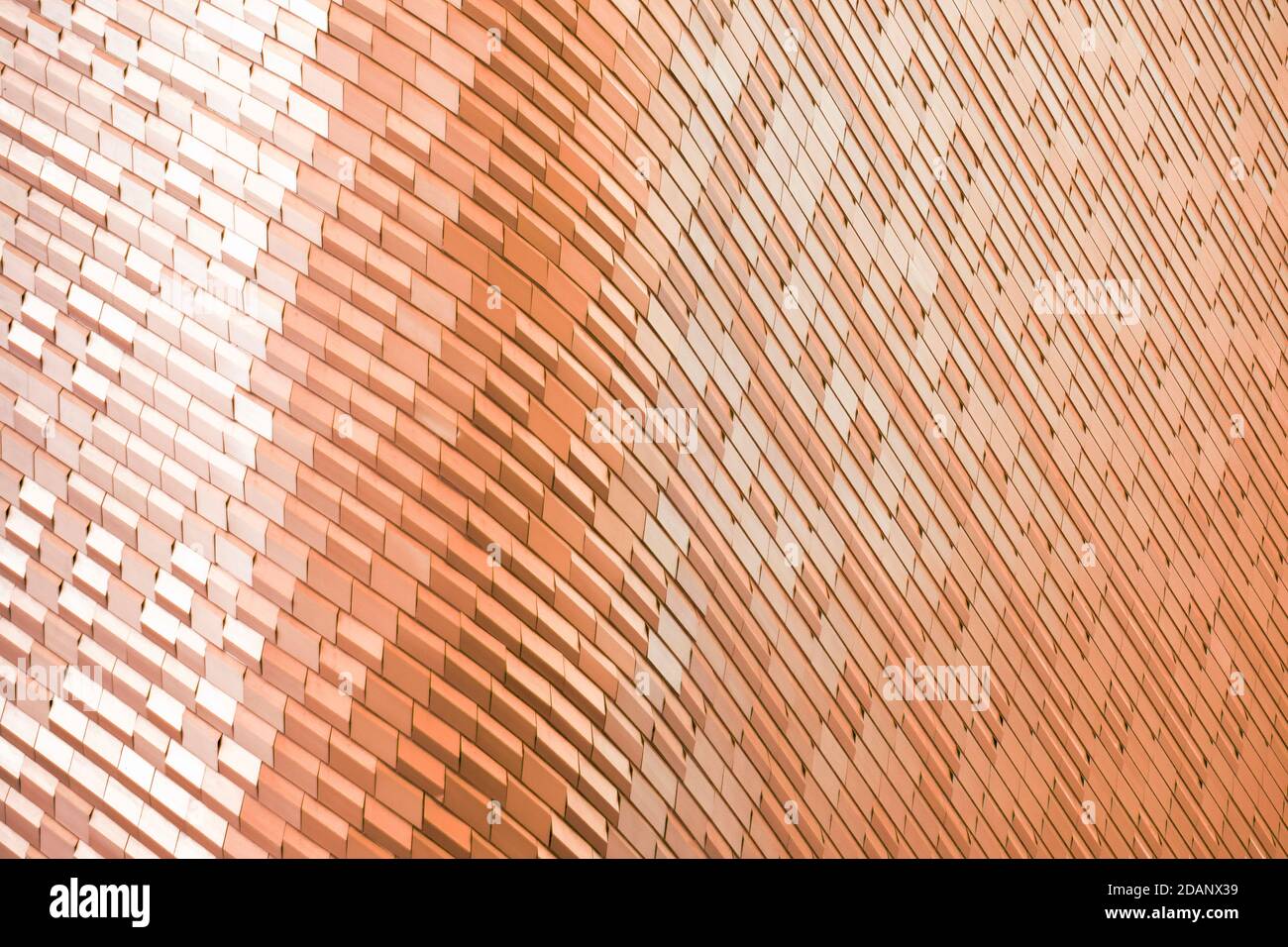 Moderne Kupfer Bronze Farbe Metall und Glas modernen Hintergrund oder Wand der Architektur-Design mit rotem Licht. Abstrakte Struktur des Raumschiffs Wand inter Stockfoto