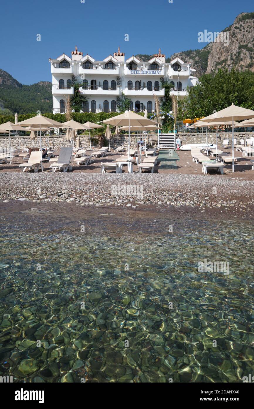 Leerer Diplomat Hotelstrand in Turunc Marmaris, Türkei Stockfoto