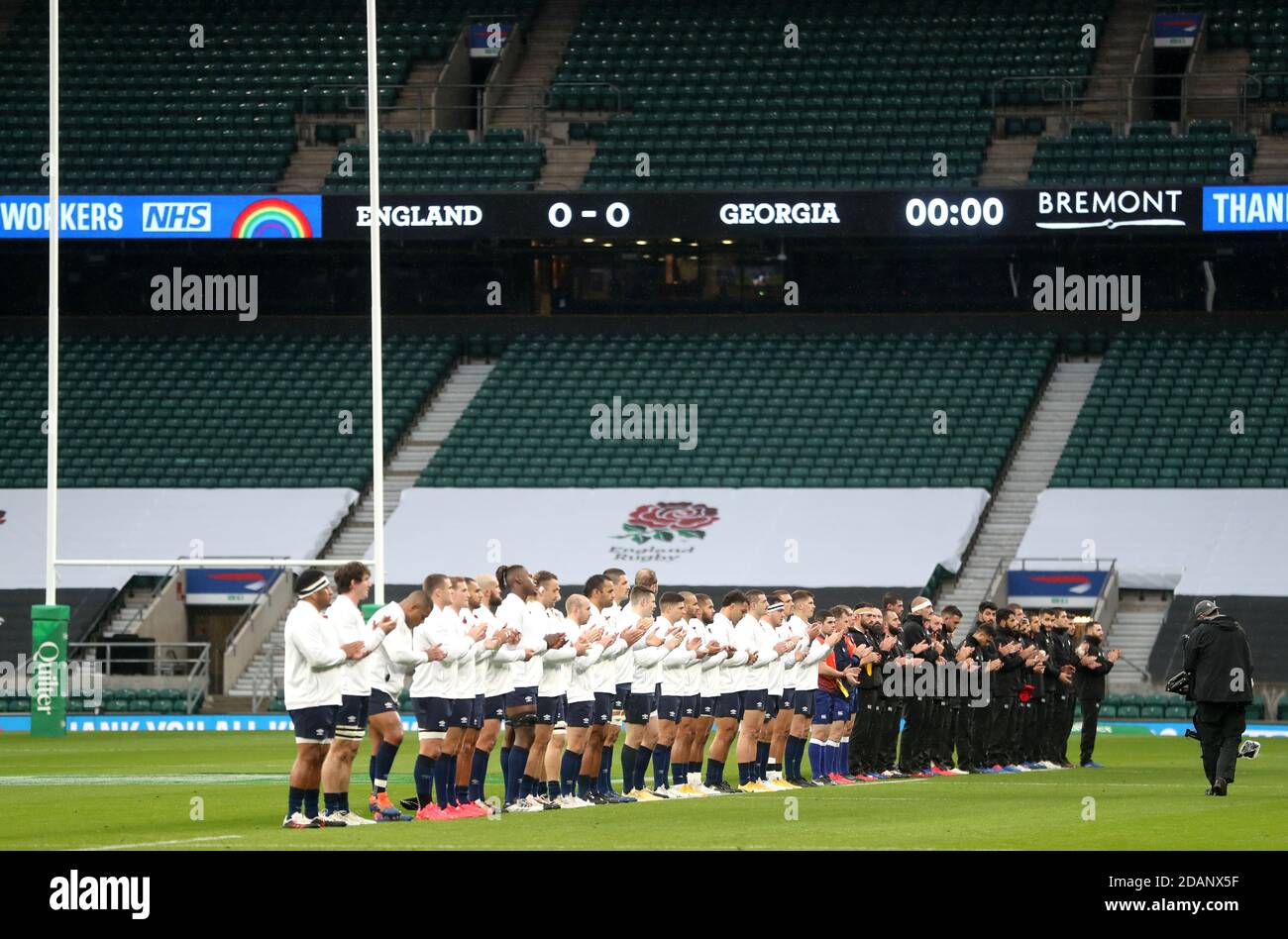 Eine Minute applaudiert in Erinnerung an Sergeant Matt Ratana während des Herbstnationen-Cup-Spiels in Twickenham, London. Stockfoto