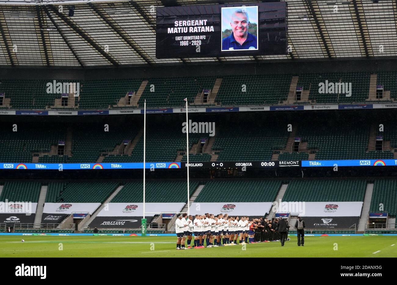 Eine Minute applaudiert in Erinnerung an Sergeant Matt Ratana während des Herbstnationen-Cup-Spiels in Twickenham, London. Stockfoto