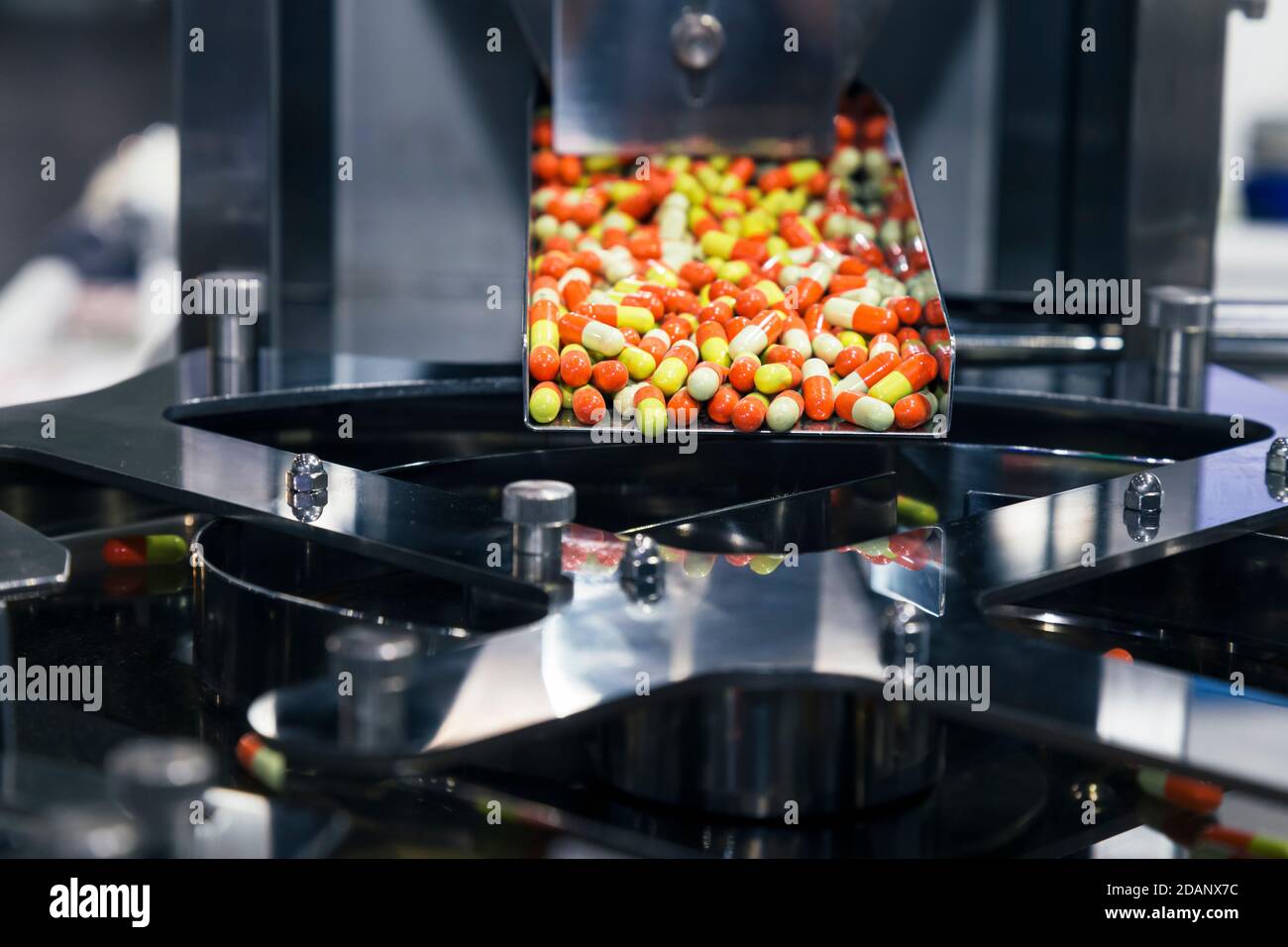 Apotheke Medizin Kapsel Pille in Produktionslinie bei medizinischen Werk. Selektive konzentrieren. Stockfoto