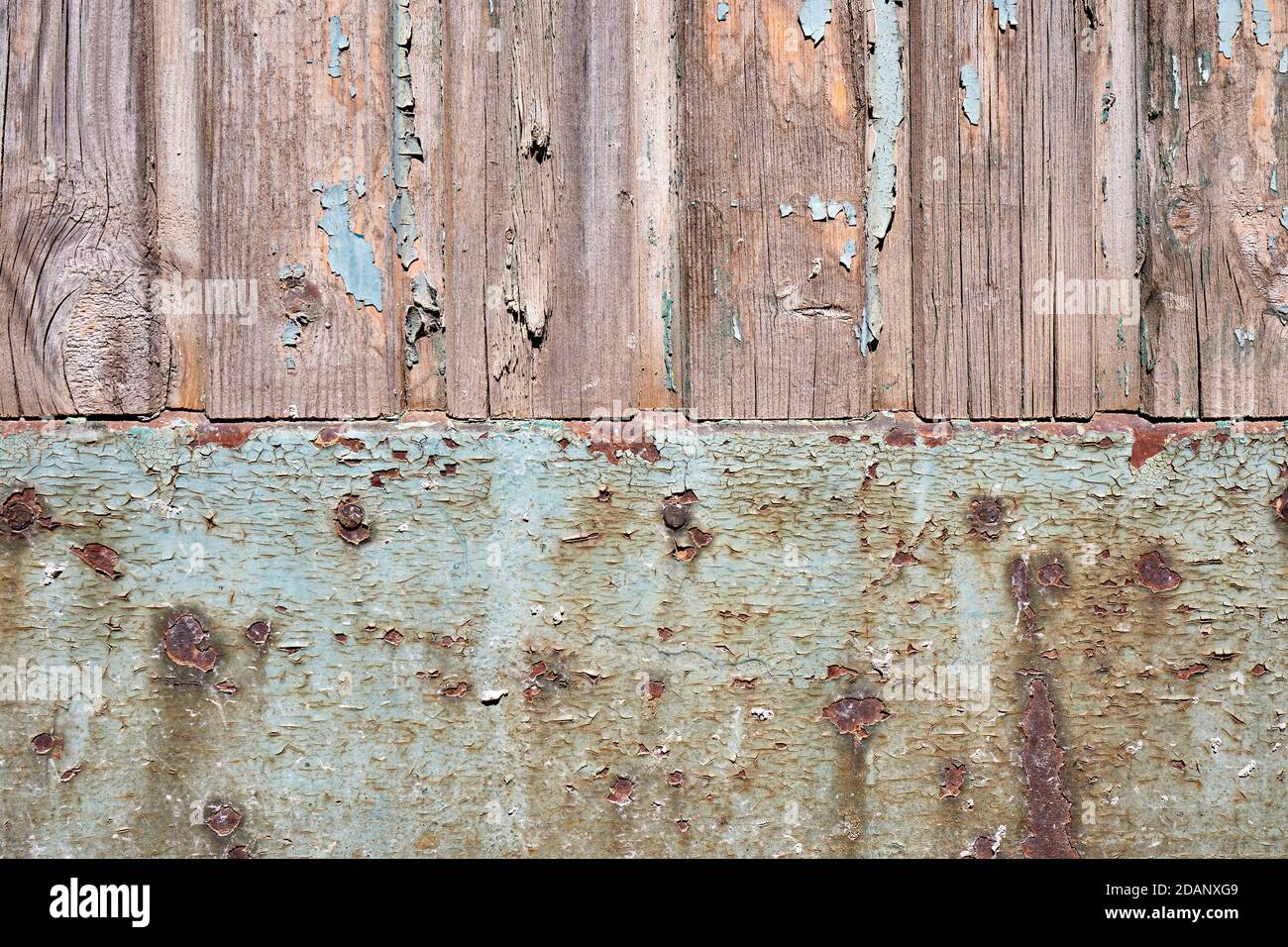 Risse im Lack auf Wand aus Holz und rostiges Metall Stockfoto