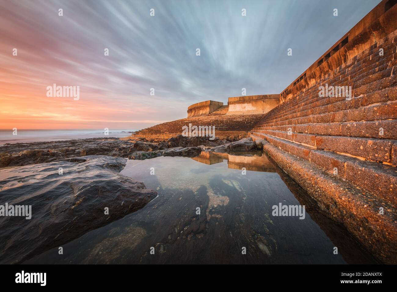 Sonnenuntergang am Strand Praia da Granja Stockfoto