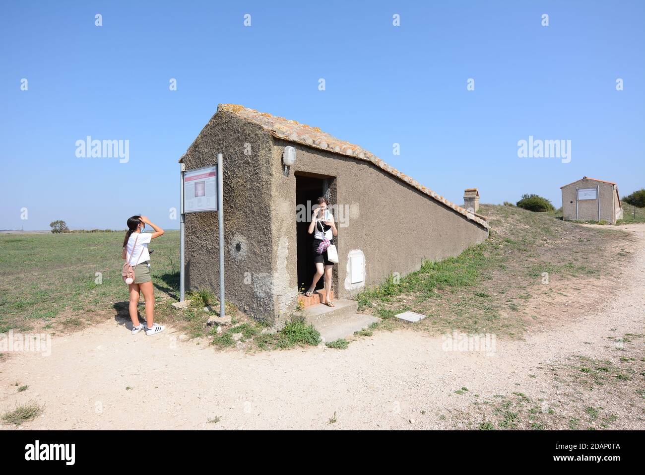 Tarquinia, Italien - 18 september 2020: Tourist, der nach dem Besuch kommt aus einem etruskischen Grab in der Nekropole von Tarquinia Stockfoto