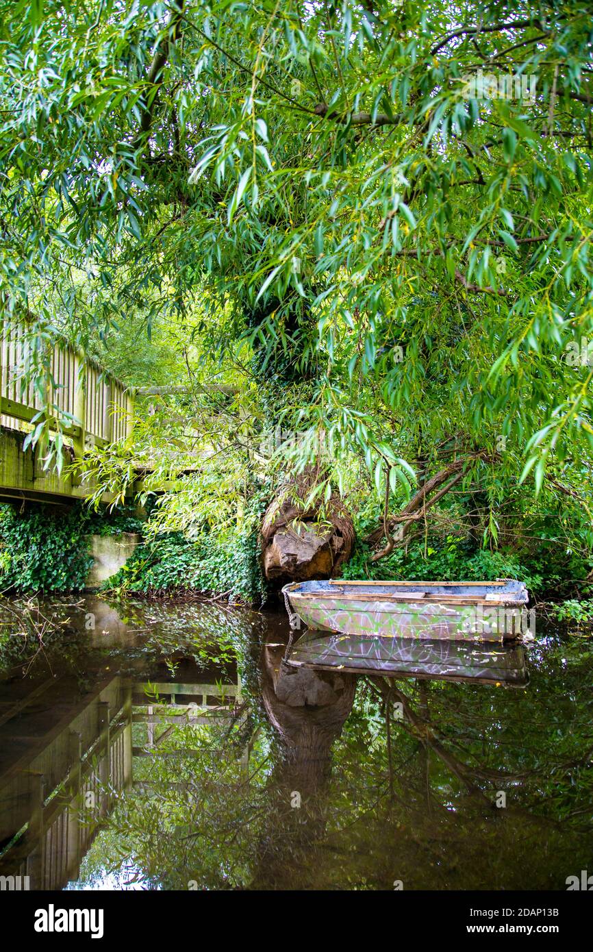 Verlassene Ruderboot auf dem Grand Union Canal, Colne Valley, Uxbridge, Großbritannien Stockfoto