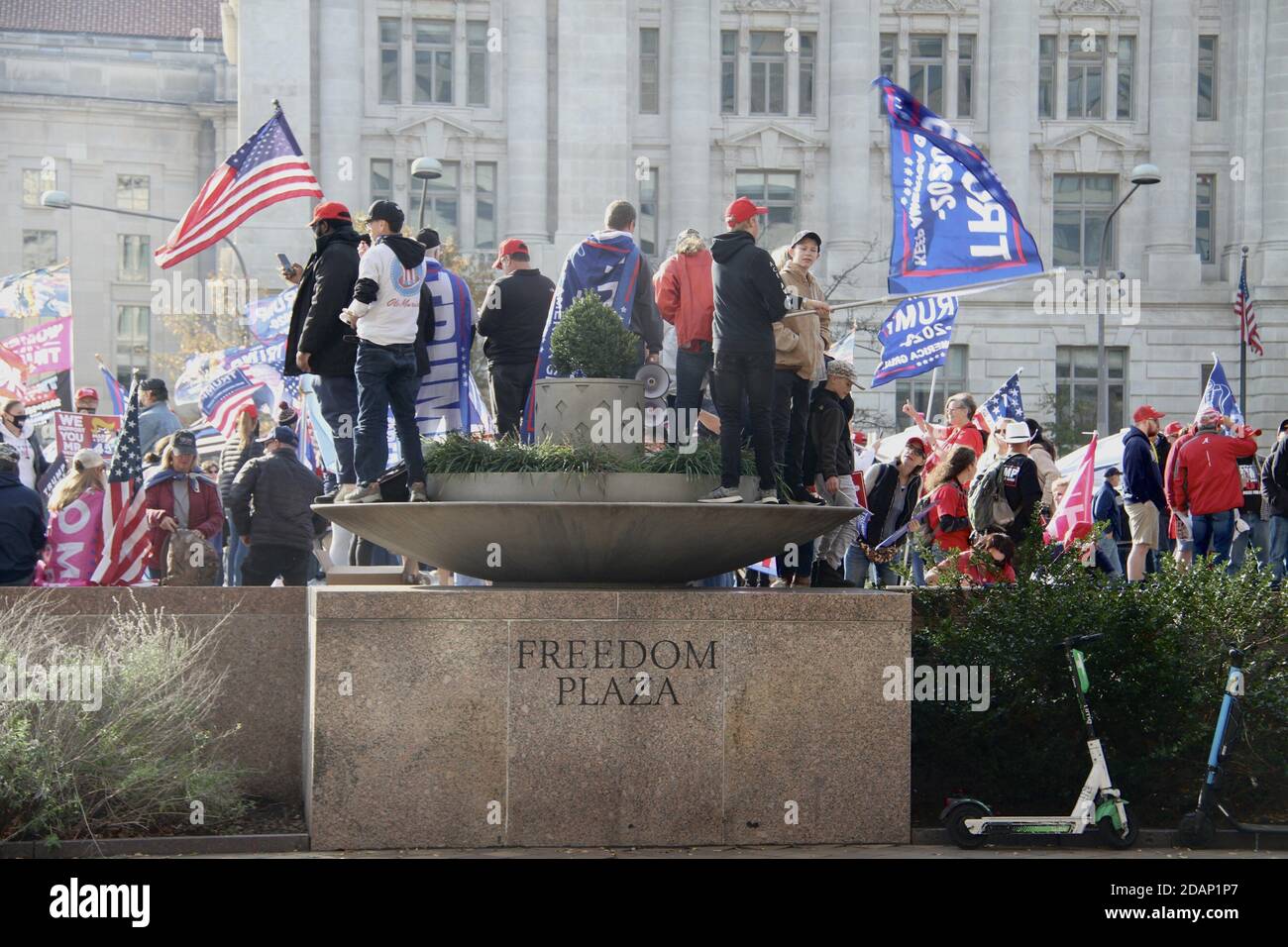 Washington DC, USA. November 2020. (NEU) MAGA Million Marsch für Trump in Washington DC. 14. November 2020, Washington DC, Maryland, USA: Trump-Anhänger versammeln sich in einem MARSCH VON EINER MILLION MAGA auf dem Freedom Plaza in Washington DC, um ihre Unterstützung für Trump zu zeigen und gegen das Wahlergebnis des Präsidenten zu protestieren, das sie als betrügerisch anführen. Kredit : Niyi Fote /Thenews2 Gutschrift: Niyi Fote/TheNEWS2/ZUMA Wire/Alamy Live Nachrichten Stockfoto
