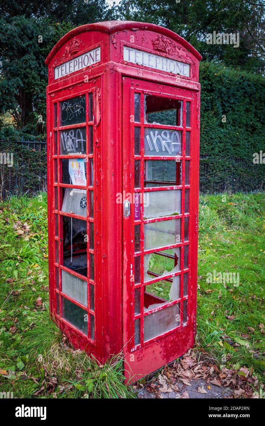 Vandalisierter Britischer Telefonkiosk - Beschädigte Britische Rote Telefondose. Stockfoto