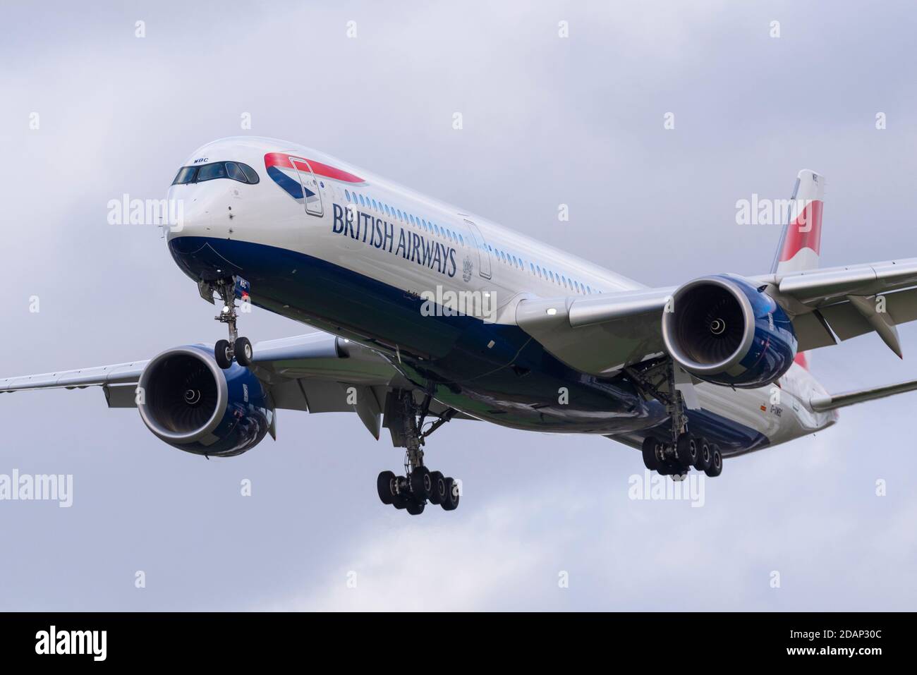 British Airways Airbus A350 Jet-Linienflugzeug G-XWBC bei der Landung am Flughafen London Heathrow, Großbritannien, während der COVID 19-Sperre Stockfoto