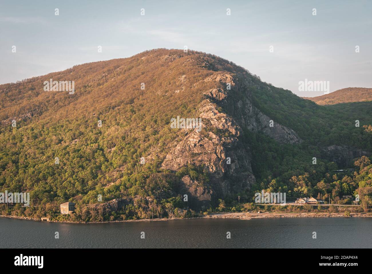 Blick auf den Breakneck Ridge vom Storm King Mountain im Hudson Valley, New York Stockfoto