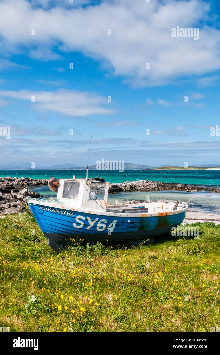 Ein Fischerboot am kleinen Hafen von Eoligarry auf der Insel Barra in den äußeren Hebriden. Stockfoto