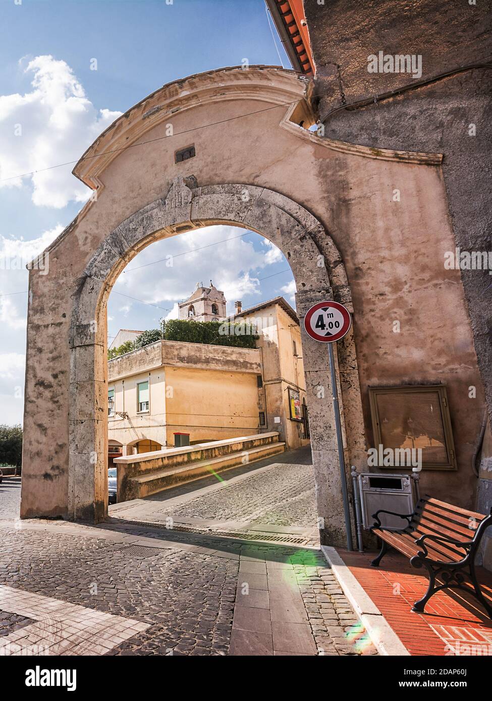 Eingangstür in der antiken Gegend von Montalto di Castro (Italien) Stockfoto
