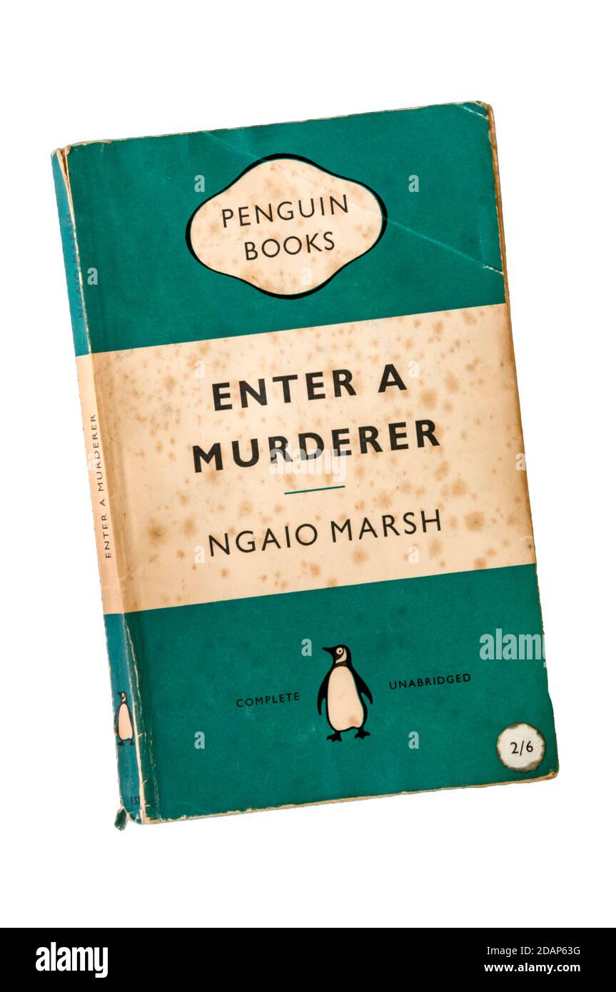 Eine alte, verprügelte und vergammelte grüne Penguin-Kriminalausgabe von Enter a Murderer von Ngaio Marsh. Erstveröffentlichung 1935. Stockfoto