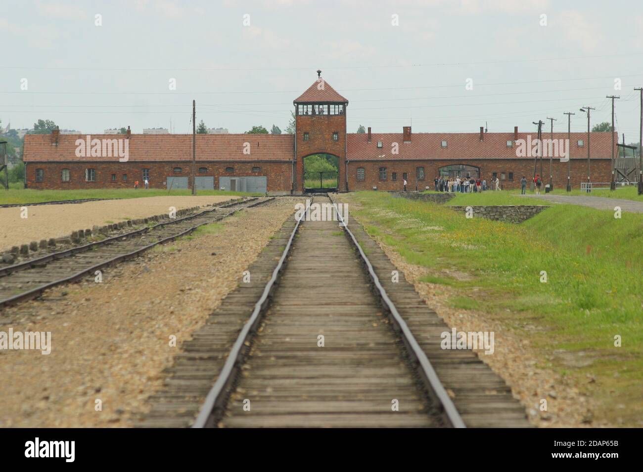 Eingangsgebäude und Eisenbahnlinie des ehemaligen Konzentrationslagers Birkenau in Auschwitz. Stockfoto