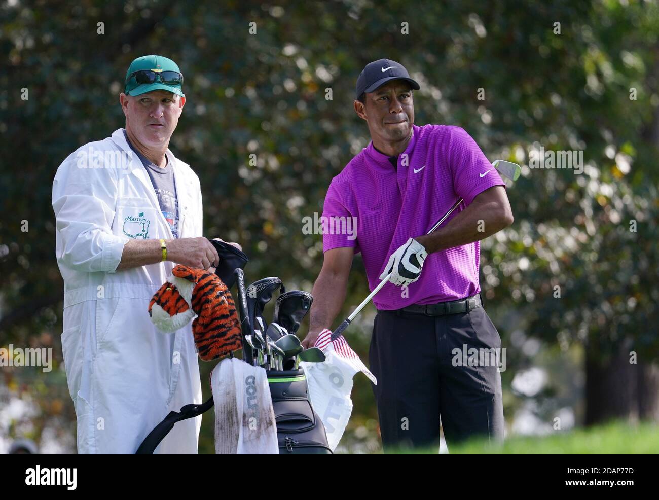 Augusta, Usa. November 2020. Tiger Woods spricht mit seinem Caddie Joe Lacava auf dem zweiten Loch während der dritten Runde des 2020 Masters Golf-Turnier im Augusta National Golf Club in Augusta, Georgia am Samstag, 14. November 2020. Foto von Kevin Dietsch/UPI Kredit: UPI/Alamy Live News Stockfoto