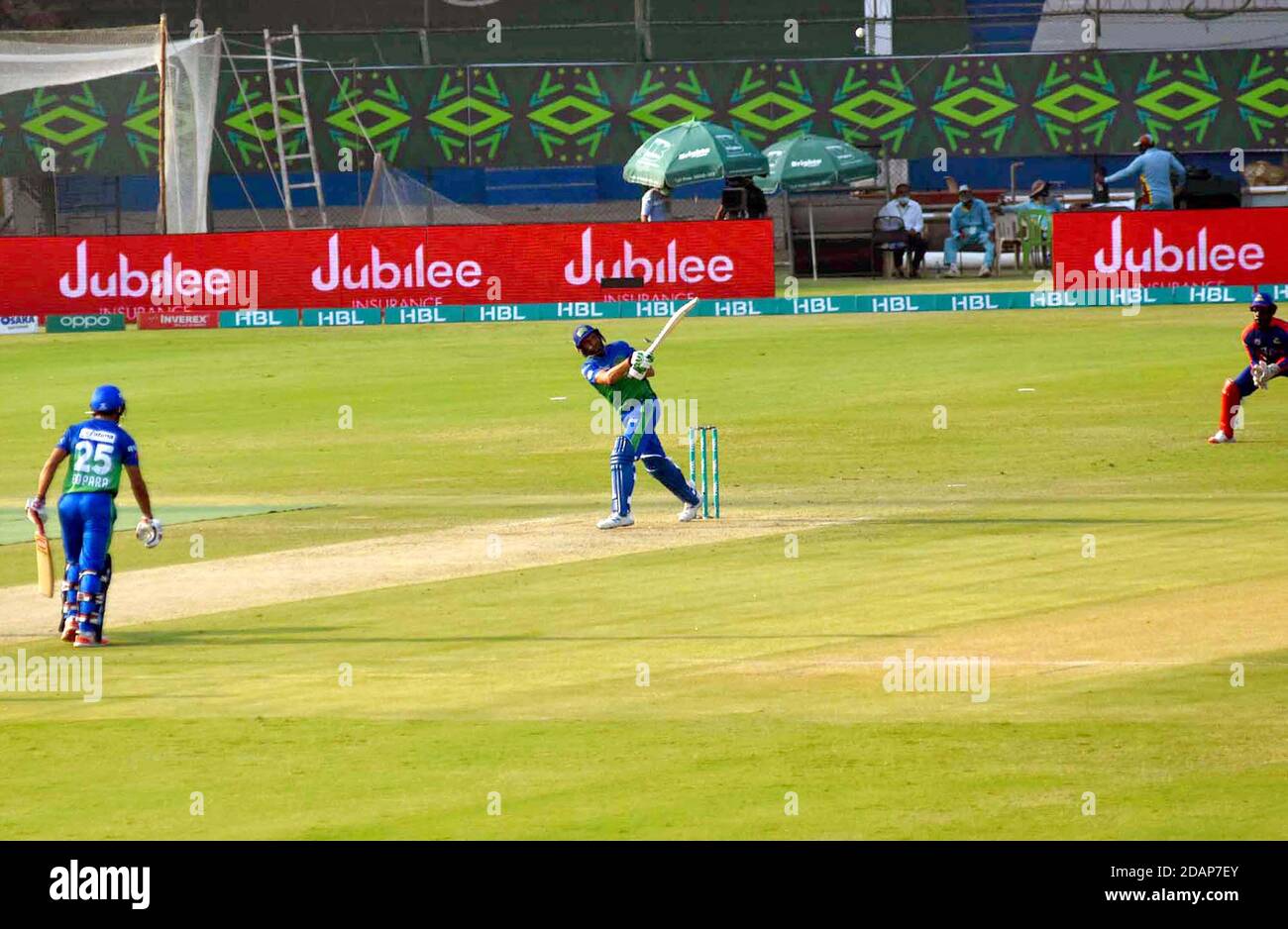 Die Spieler sind in Aktion während der Pakistan Super League (PSL- V) T20 Cricket-Spiel zwischen Karachi Kings und Multan Sultan im National Stadium in Karachi am Samstag, 14. November 2020 statt. Stockfoto