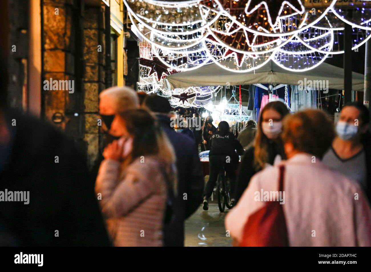 Rom, Italien. November 2020. ROM, Coronavirus Notfall. Via Prenestina: Samstagnachmittag im Bezirk Prenestino, wo wir bereits für Weihnachten mit Shopping und Ornamenten vorbereiten (ROM - 2020-11-15, Valentina Cornacchione/Sisto) p.s. la foto e' utilizzabile nel rispetto del contesto in cui e' stata scattata, e senza intento diffamatorio del presento delle persone decorate Credit: Independent Photo Agency/Alamy Live News Stockfoto