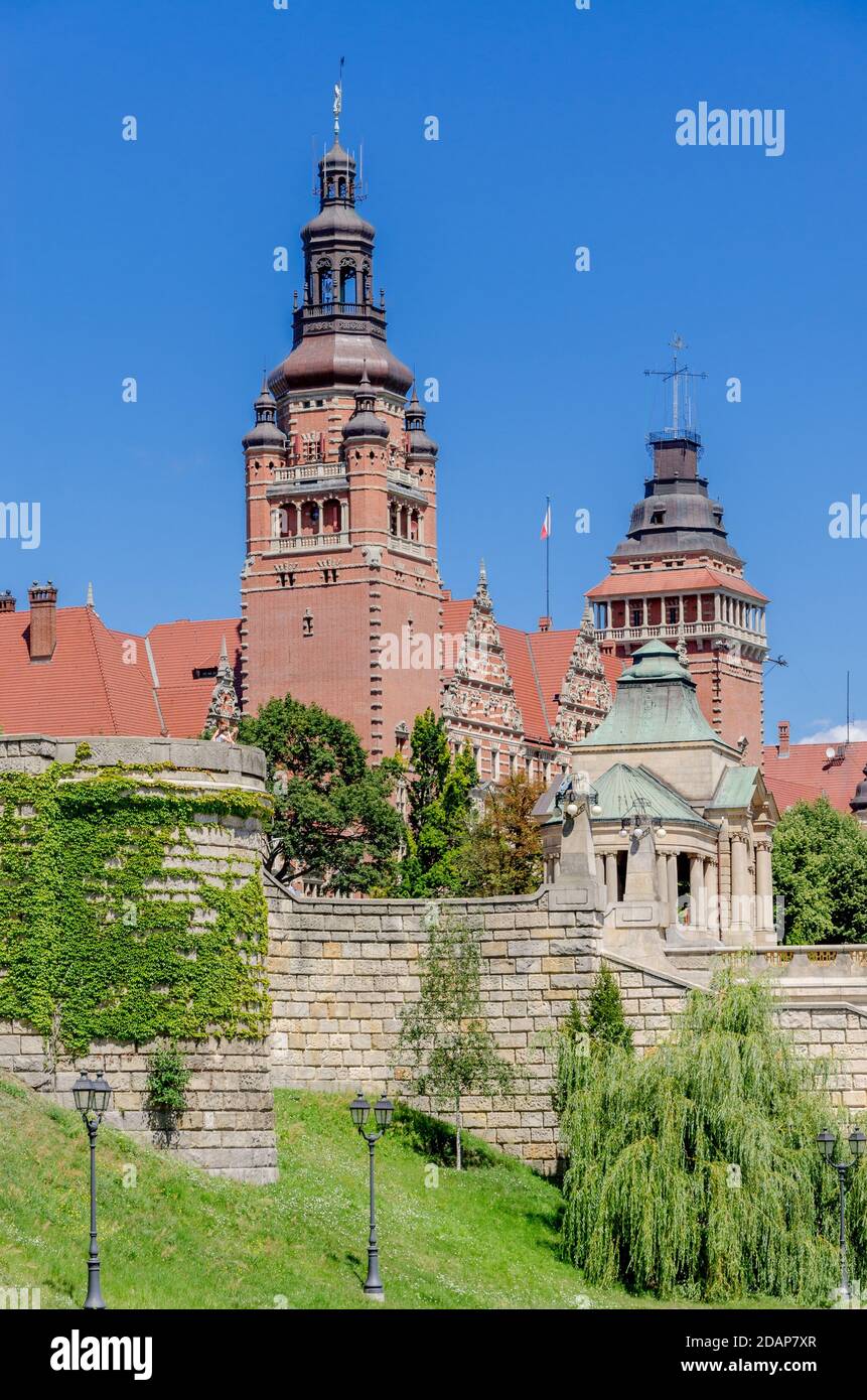 STETTIN, PROVINZ VORPOMMERN, POLEN. Südliches Ende des Waly Chrobrego - Hakenterrasse (Haken Terrace), Bürogebäude der Woiwodschaft im Backgro Stockfoto
