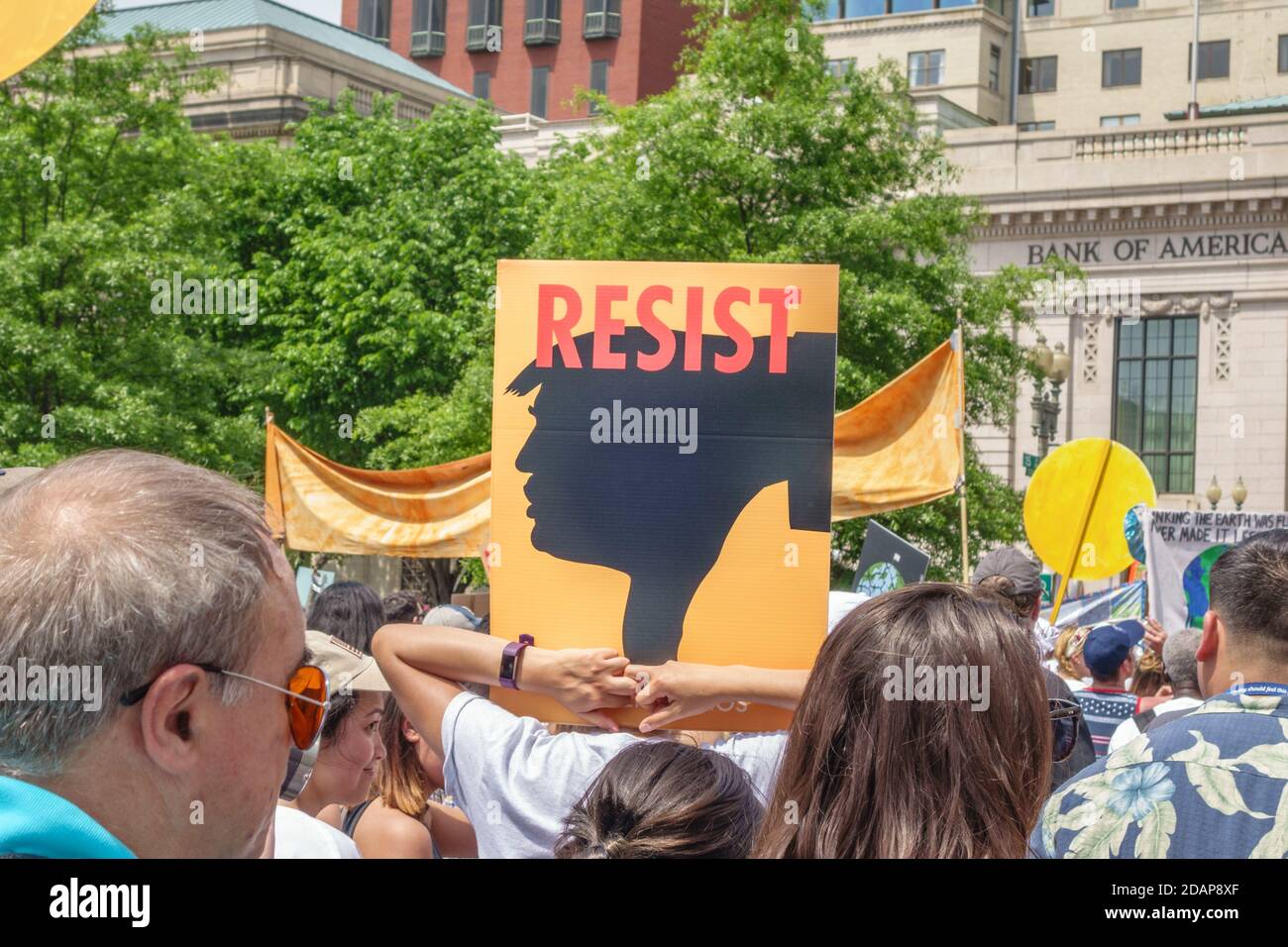 Demonstranten halten ein Schild mit der Aufschrift "Resist" auf einer Demonstration in Washington, DC, USA. Stockfoto