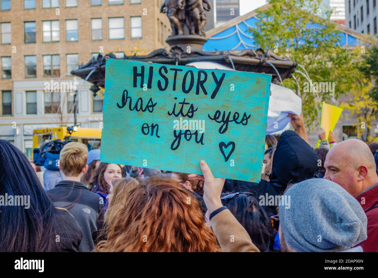 Demonstranten bei Anti-Trump Love Rally in Boston Common im Anschluss an die US-Präsidentschaftswahl von Donald Trump halten ein Zeichen besagt "Die Geschichte hat ihre Augen Stockfoto