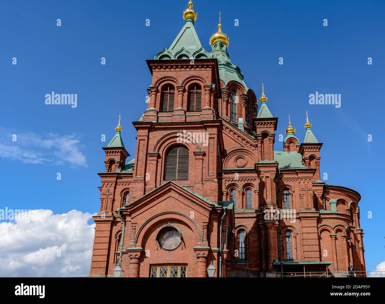 Uspenski Kathedrale aus rotem Backstein mit grünen Kuppeln und goldenen Kreuzen Stockfoto