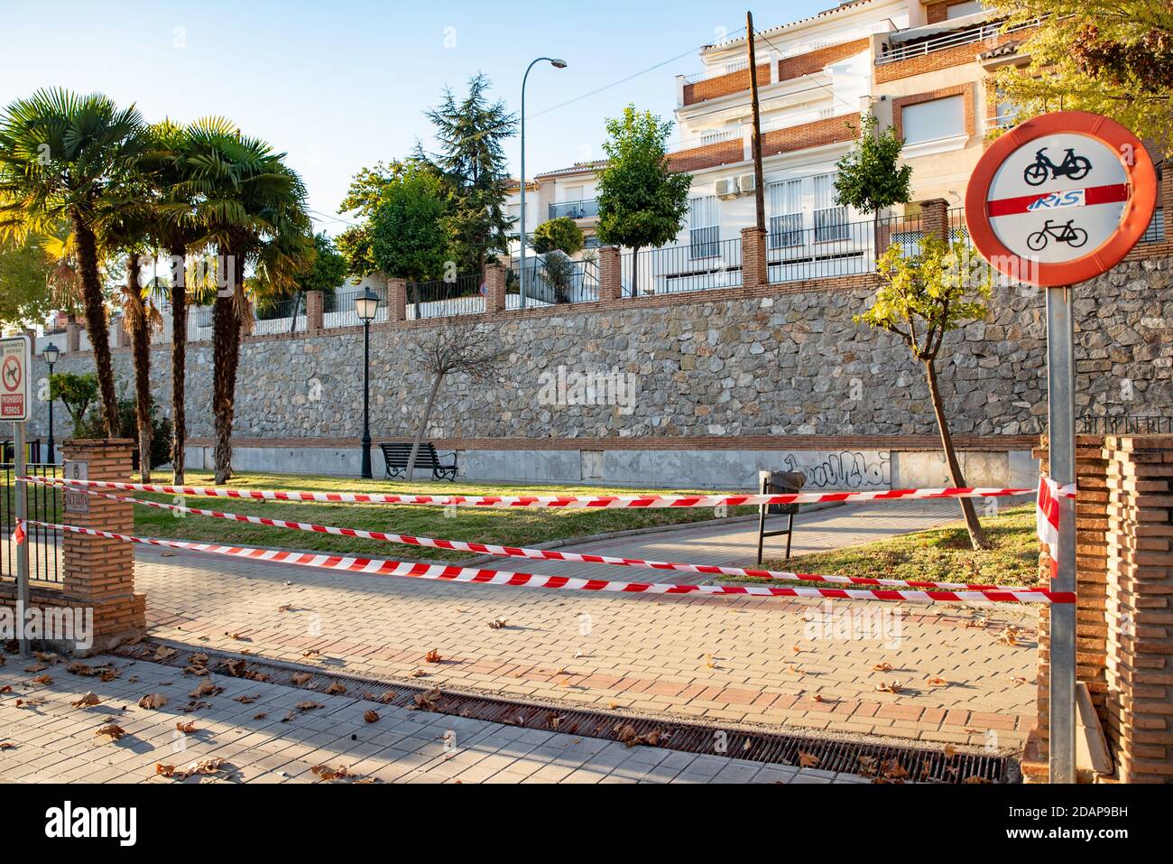 2. November 2020: Huetor Vega, Granada, Spanien: COVID-19 Ausbruch, schließt alle aktiven Erholungsgebiete in Stadtparks, einschließlich Spielplätze und Stockfoto