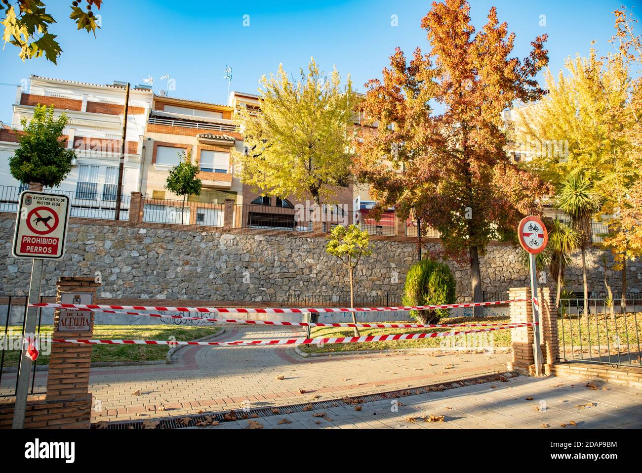 2. November 2020: Huetor Vega, Granada, Spanien: Park Kinder und Kinder Spielplatz für Spiel und Aktivität leer und geschlossen fürCOVID-19 Ausbruch, Stockfoto