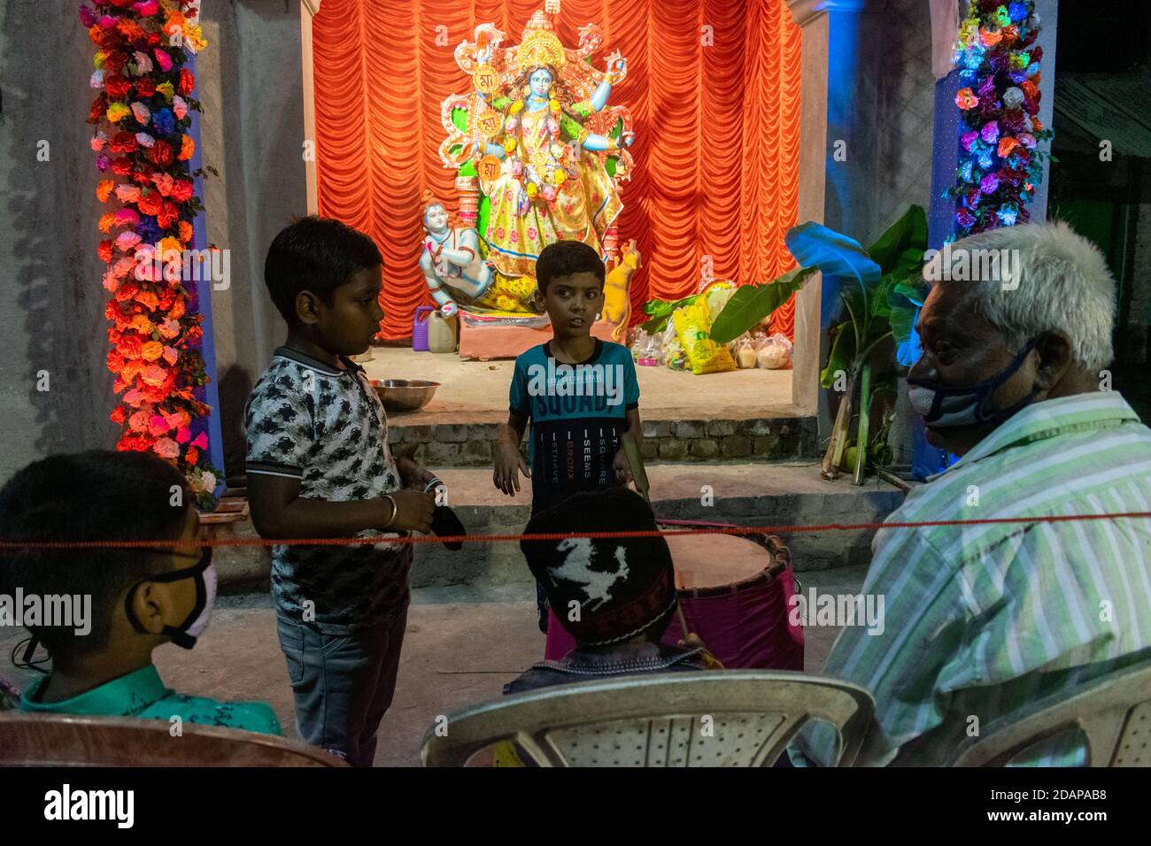 Barrackpore, Westbengalen, Indien. November 2020. Kinder genießen die Nacht von Kali Puja und Diwali vor einem kleinen Tempel. Die Regierung hat es erlaubt, dieses Festival unter strengen COVID19-Richtlinien zu feiern und auch ein vollständiges Verbot von berstenden Feuercrackern zu setzen, um Luftverschmutzung während der Pandemie-Situation zu verhindern. Quelle: Santarpan Roy/ZUMA Wire/Alamy Live News Stockfoto