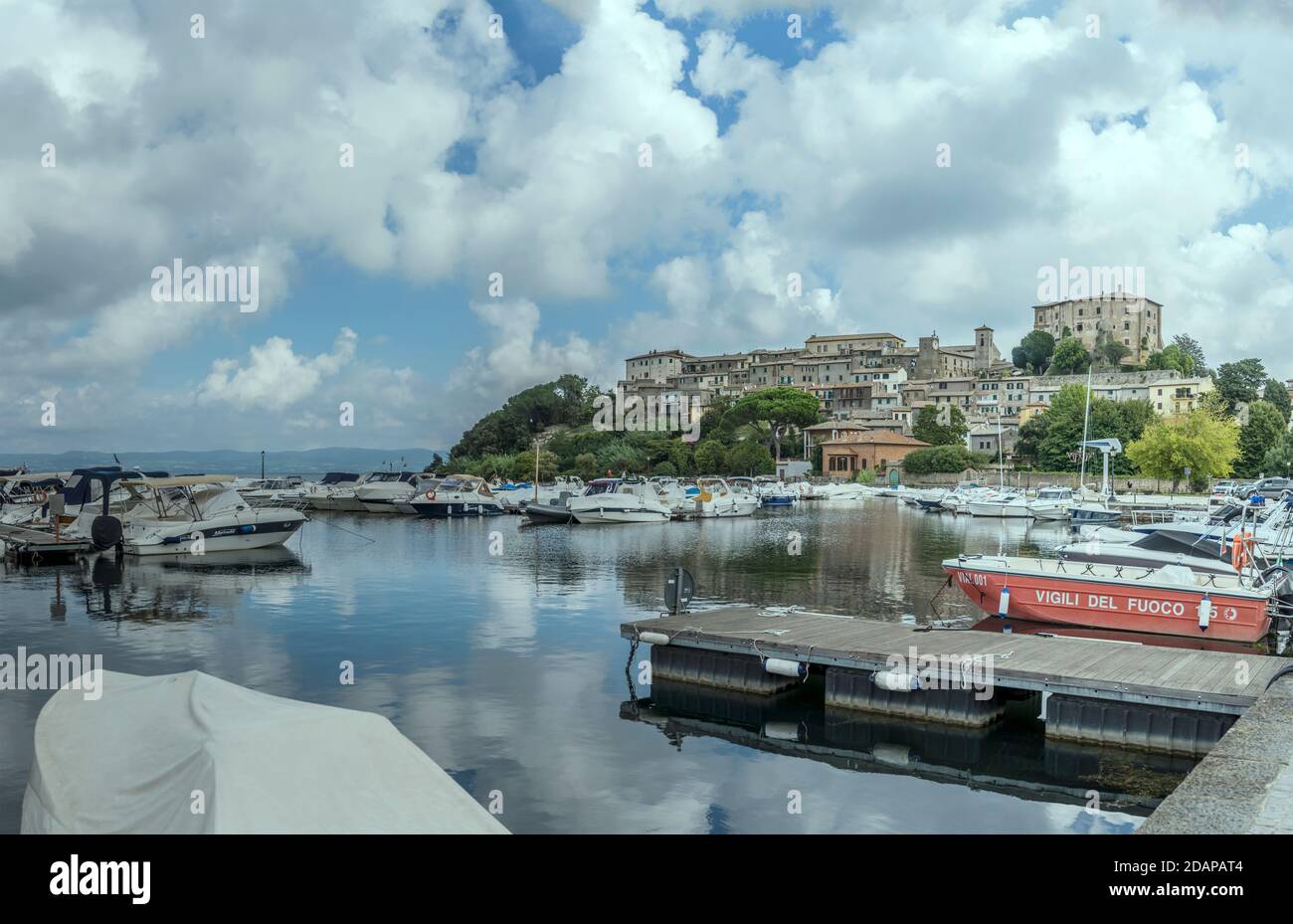 CAPODIMONTE, ITALIEN - september 24 2020: Stadtbild mit Freizeithafen am Bolsena-See und überhängendem historischen Bergdorf, von Westen aufgenommen Stockfoto