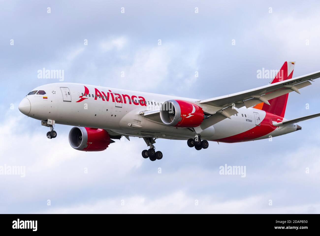 Avianca Boeing 787 Jet-Linienflugzeug N791AV bei der Landung am Flughafen London Heathrow, Großbritannien, während der COVID 19-Sperre. Kolumbianische Fluggesellschaft Stockfoto