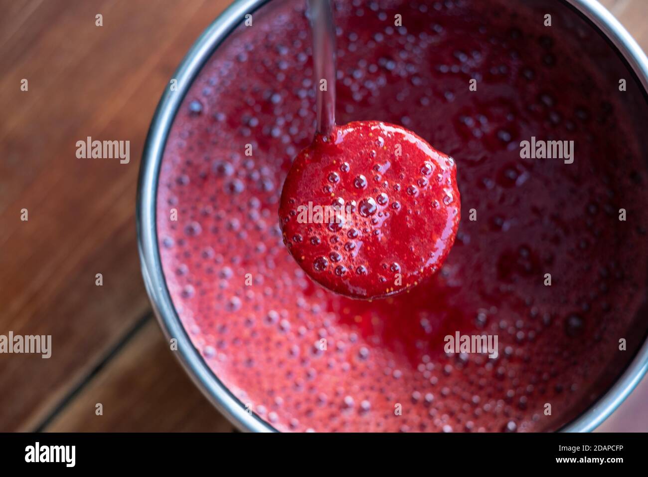 Erdbeer Smoothie oder Marmelade Prozess Stockfoto