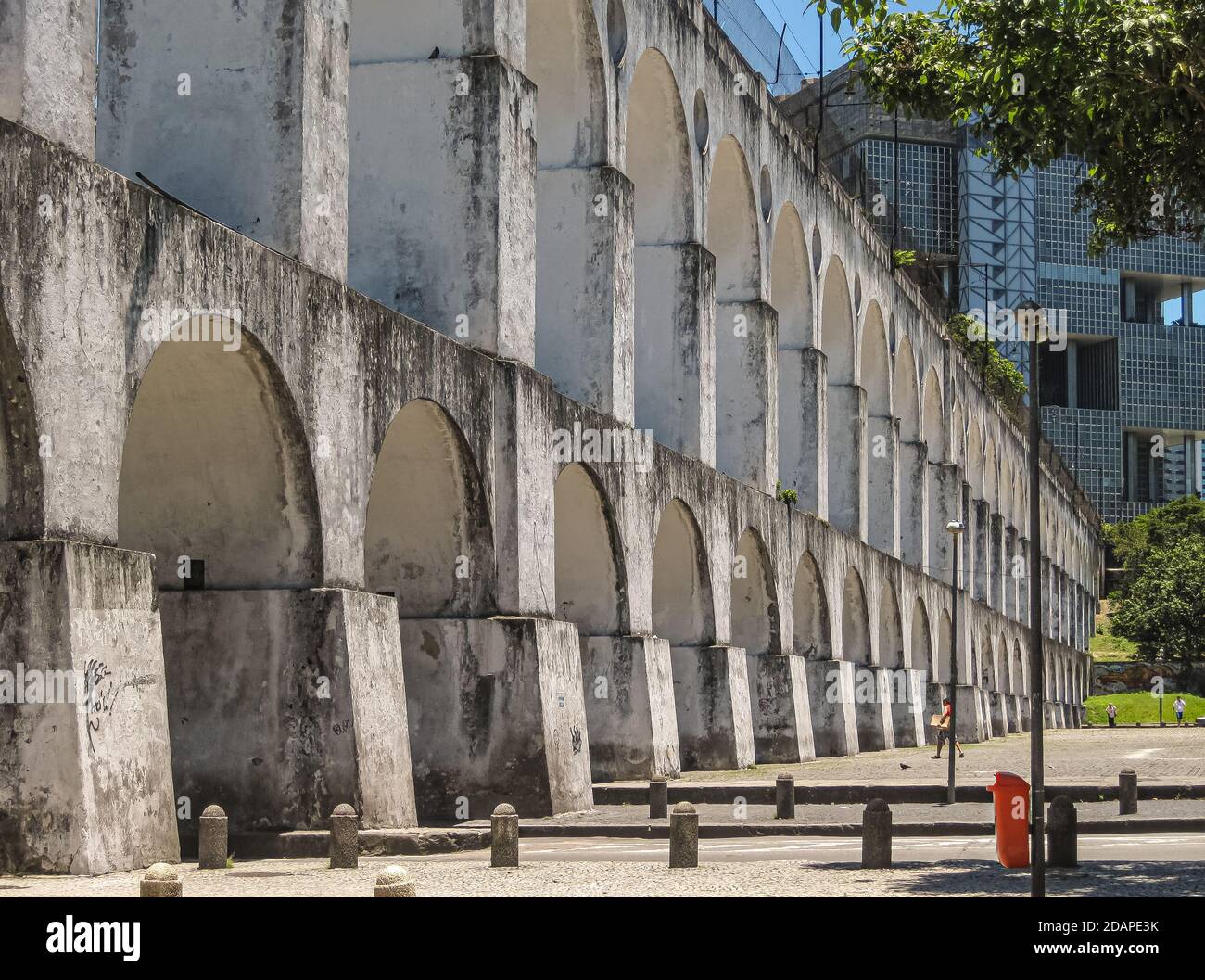 Rio de Janeiro, Brasilien - 24. Dezember 2008: Santa Teresa Poor Neighborhood. 3-stufiger, hoher Aquadukt, Aqueduto da Carioca, aus weißem Stein. Stockfoto