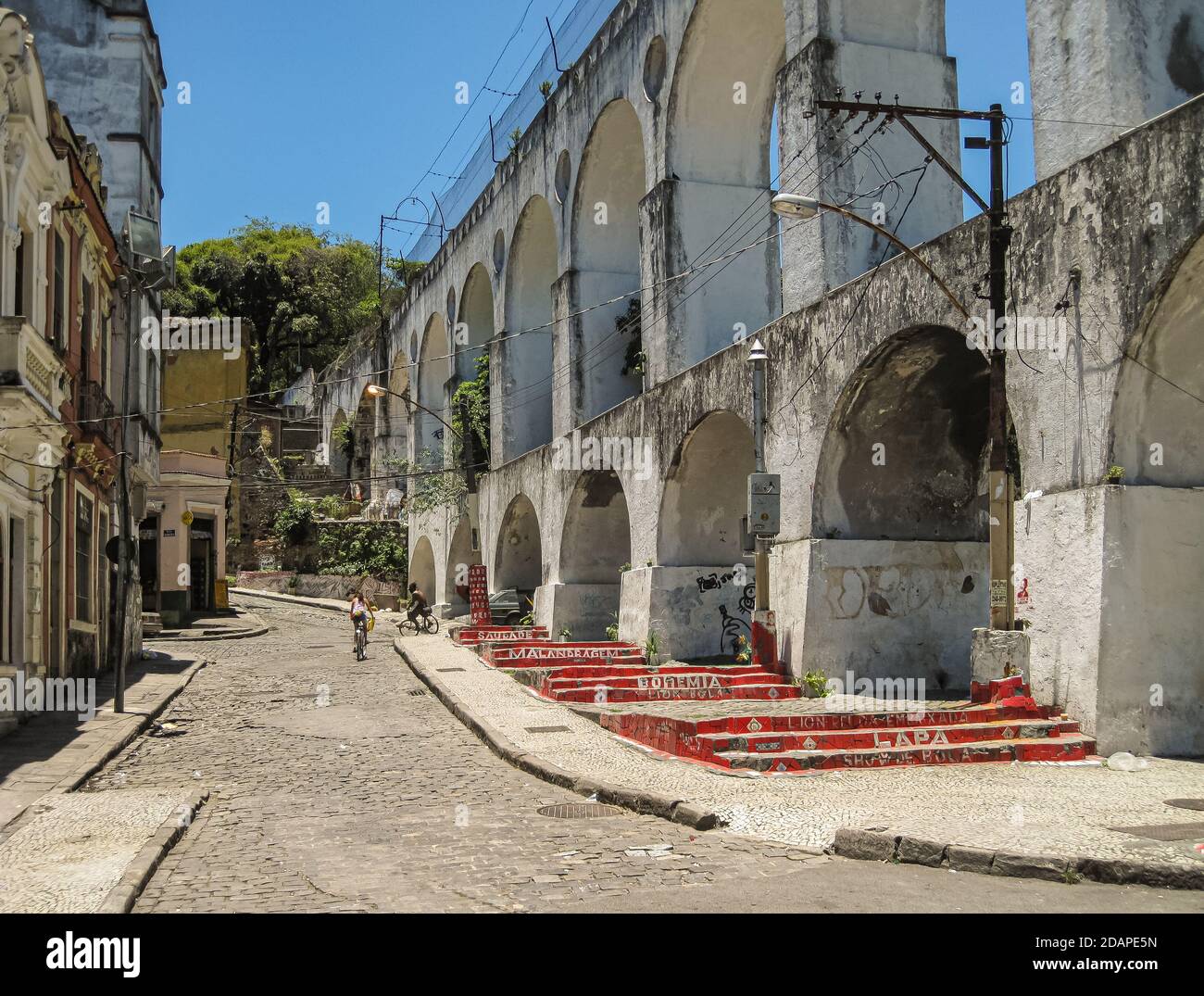 Rio de Janeiro, Brasilien - 24. Dezember 2008: Santa Teresa Poor Neighborhood. 3-stufiger Aquadukt, Aqueduto da Carioca, aus weißem Stein mit roter Treppe Stockfoto