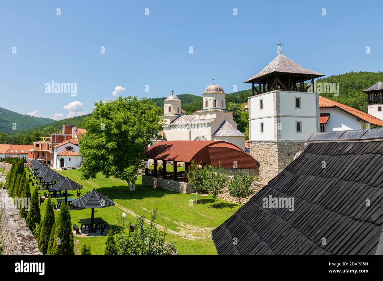 Blick auf das mittelalterliche Kloster Mileseva. Das Hotel liegt in der Nähe von Prijepolje, Serbien. Stockfoto