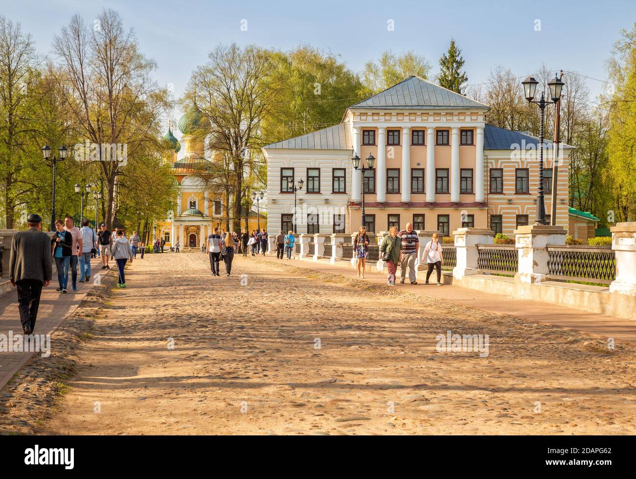 UGLICH, RUSSLAND - 09. MAI 2019: Am sonnigen Frühlingstag, Besucher Uglich Kreml, Hauptattraktion der Stadt Uglich. Yaroslavl Region, Golden ri Stockfoto