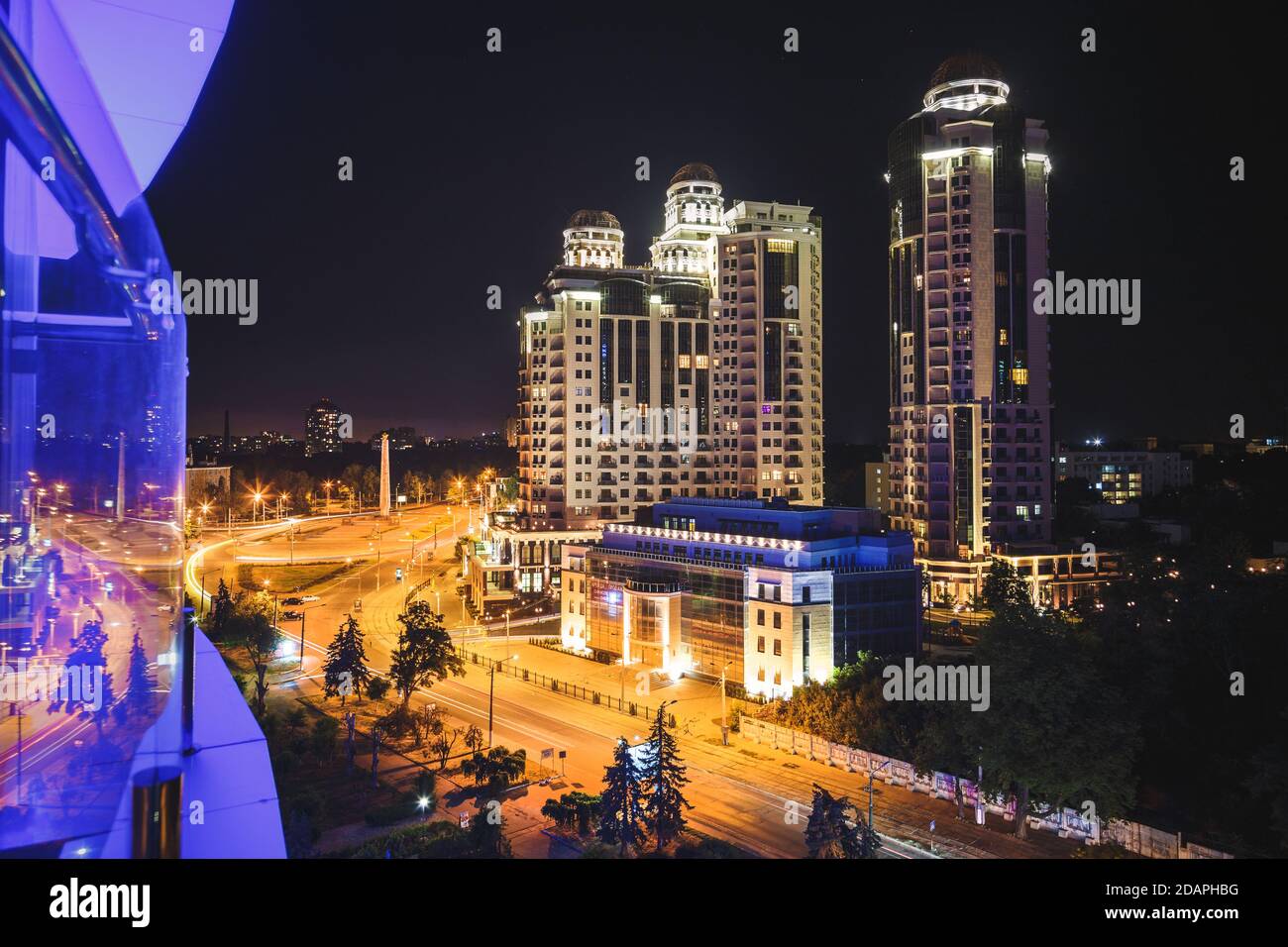 Odessa Downtown Night Scene, Ukraine, wunderschöne neue moderne Wolkenkratzer, helle leuchtende Lichter, Stadthaus, Geschäftsgebäude und Einkaufszentrum Stockfoto