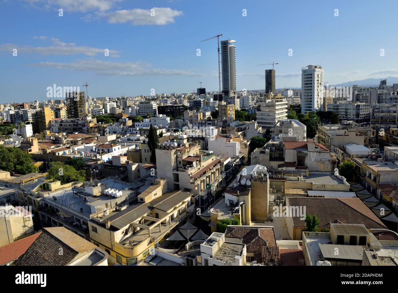 Blick über Nicosia Stadtbild Blick nach Südosten mit modernen Wolkenkratzern und Altstadt, Zypern Stockfoto