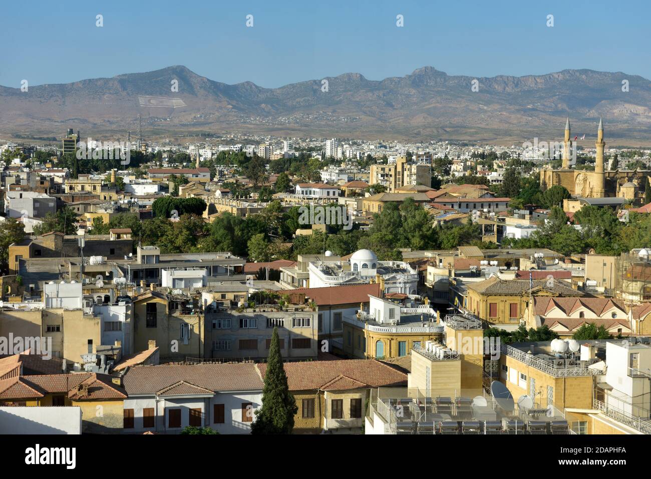 Blick über die Stadt Nikosia mit Blick nach Norden auf die Selimiye Moschee im Norden Nikosia (Lefkosia), Zypern Stockfoto